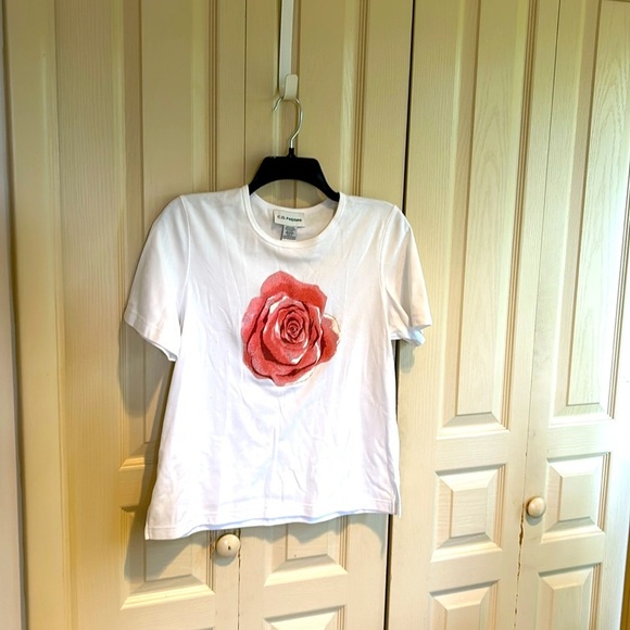 C.D. Petites Womans SS Top White w Pink Rose in Middle Size M - Picture 1 of 4